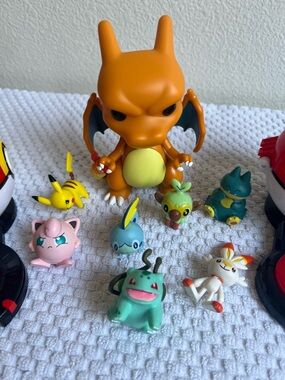 Pokemon Characters & Poké balls